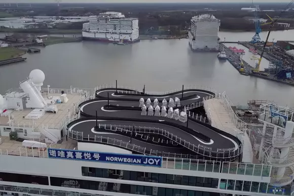 Culmea opulenței: Circuit de karting Ferrari pe puntea unui vas de croazieră!