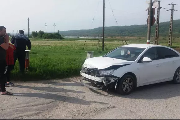 Miracol: Mașina a fost lovită de tren, dar ei au scăpat cu viață | Video
