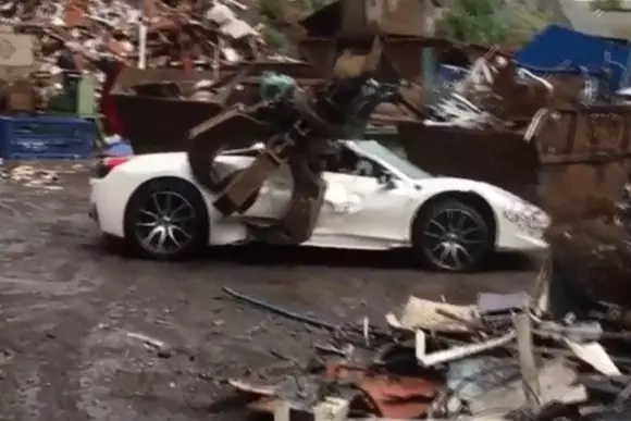 Un Ferrari 458 Spider casat pentru că nu avea asigurare - VIDEO
