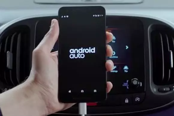 STUDIU: Android Auto și Apple CarPlay distrag atenția șoferului de la drum