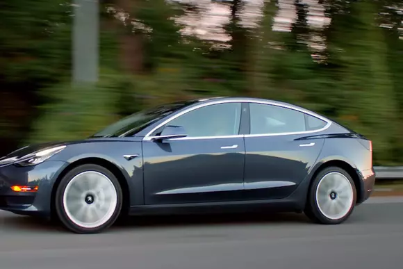 Tesla Model 3 reprezintă cel mai îndrăzneţ pariu din industria auto