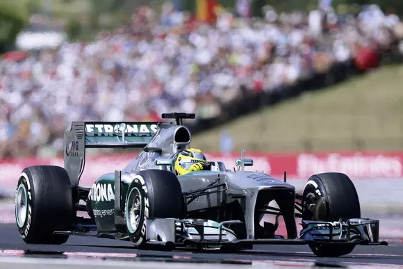 Mercedes-Benz AMG vinde una dintre maşinile F1 condusă de Lewis Hamilton şi Nico Rosberg