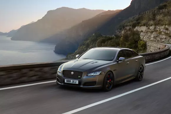 Jaguar XJR575 – viața în lux la 300 km/h