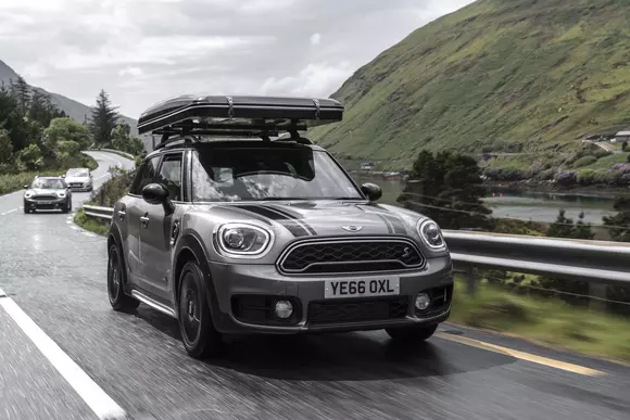 MINI Countryman poate fi echipat cu un cort pentru acoperiş