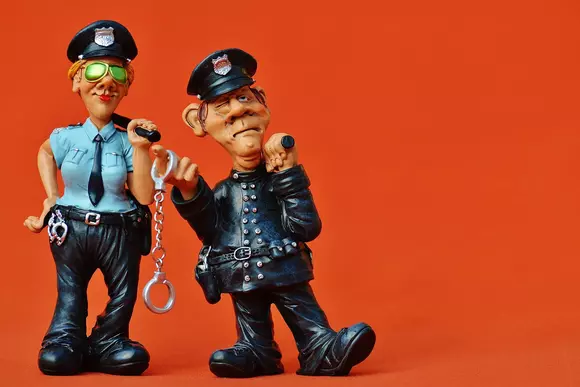 NU ESTE BANC: Ce se întâmplă când Poliţia Română se întâlneşte cu filosofia