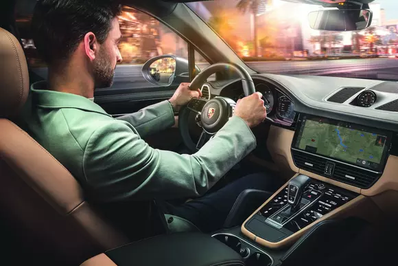 Noi funcţii Porsche Connect în echiparea standard pentru Cayenne