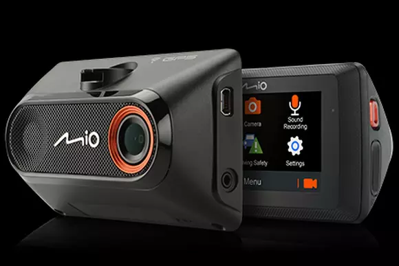 Camerele de bord vin cu funcţii noi: poţi să-ţi transmiţi live pe Facebook călătoria cu maşina