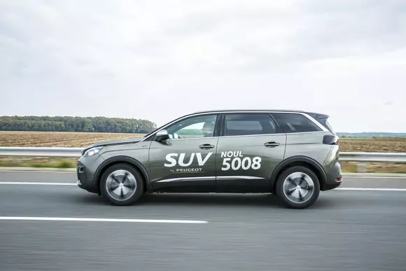 Peugeot 5008 GT 2.0 BlueHDI: Francezul elegant cu cizme de cauciuc
