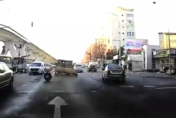 A rămas fără roţi pe o stradă din București