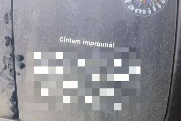 Mesajul afișat de un șofer din Chișinău pe luneta maşinii a devenit viral