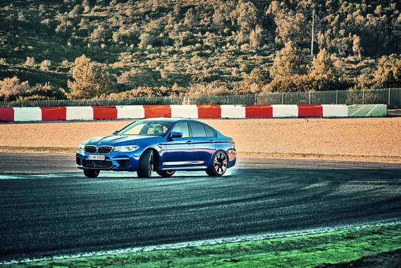 BMW M5: Frumoasa asta e o bestie