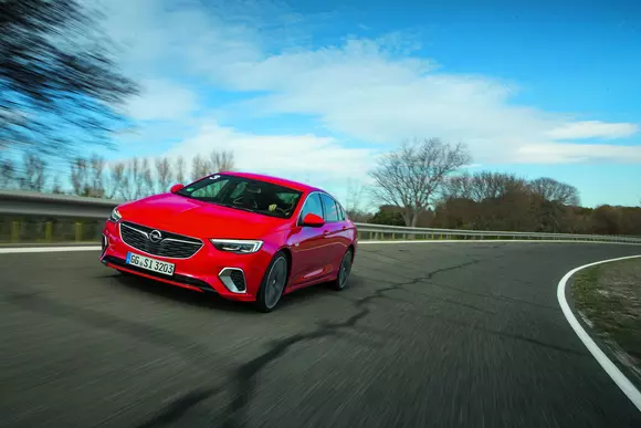 Opel Insignia GSi Grand Sport 2.0 Turbo: O sportivă cu pedigree
