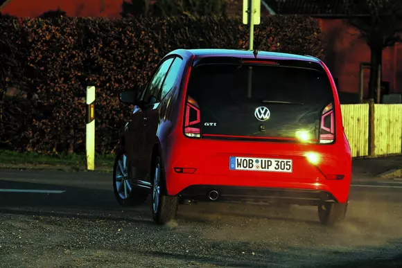 VW Up GTI versus Pirelli-GTI: S-a şmecherit nepoţelul!