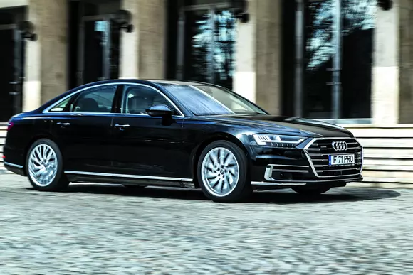 Audi A8 50 TDI quattro -  Decizie grea: la volan sau în spate?