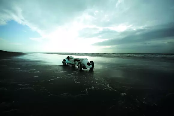 Povestea lui Tommy şi Babs, pe scurt: Pe plaja Recordurilor