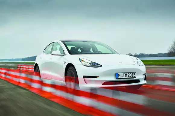 Tesla Model 3: Eligibilă ca Alternativă!