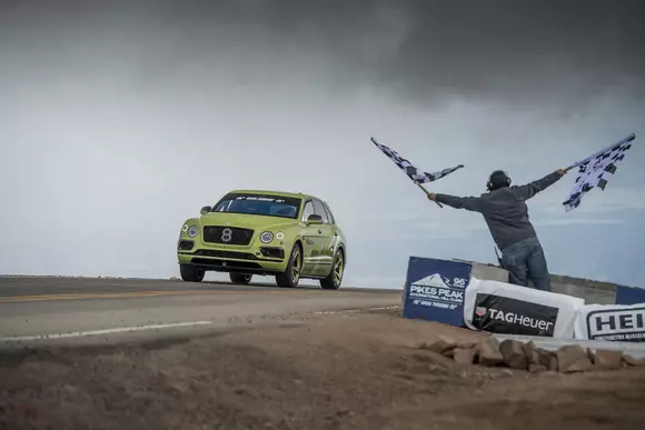 Bentley Bentayga sărbătorește cu o ediție specială
