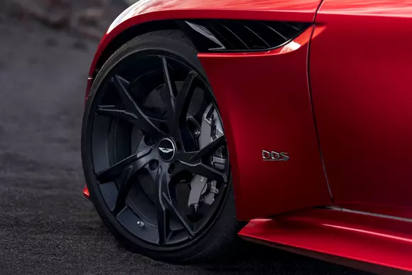 Aston Martin DBS Superleggera - un Super GT cu o inimă V12