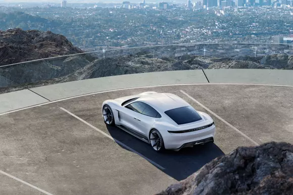Porsche Taycan se apropie de debut: Va primi și un frate SUV