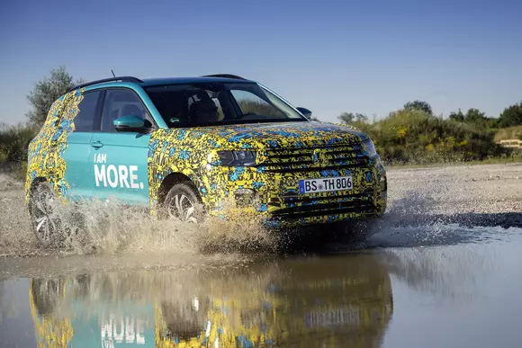 Volkswagen T-Cross va fi produs în Spania: noi imagini teaser