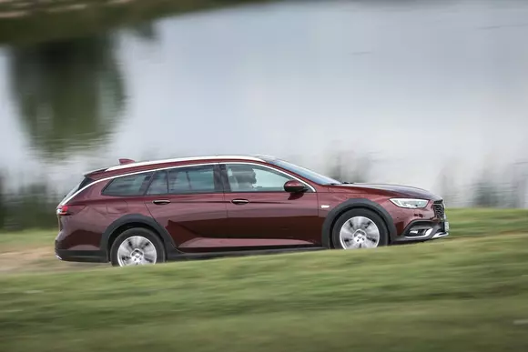 Opel Insignia Country Tourer: Corporatistul curajos