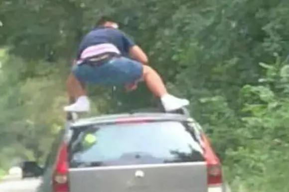 Un șofer începător s-a urcat pe plafonul mașinii în mers
