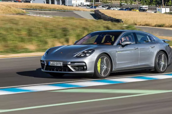 Porsche Panamera Turbo S E-Hybrid are deja șase recorduri pe circuit