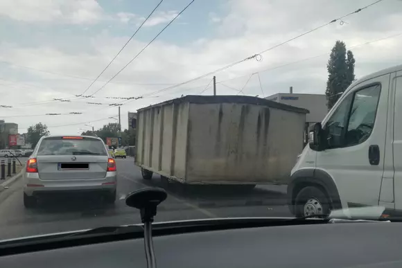 Un șofer a găsit soluția perfectă la problema lipsei locurilor de parcare din București