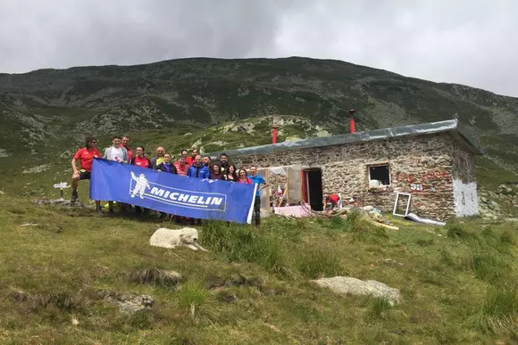 Michelin România a reamenajat Refugiul Iezer cu ajutorul voluntarilor