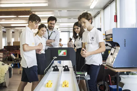 Renault susține o echipă românească în competiția F1 in Schools