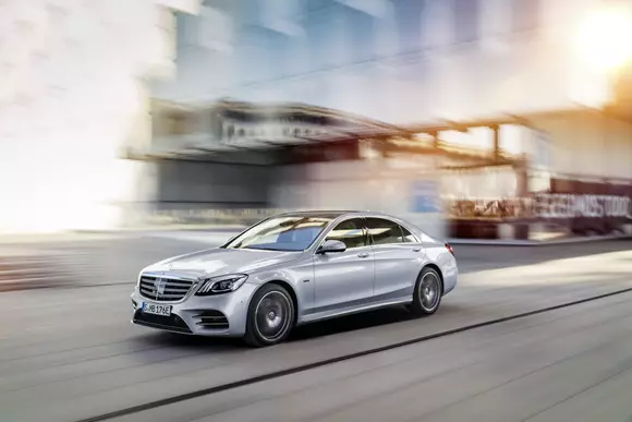 Debutează Mercedes-Benz S560e: plug-in hybrid de lux