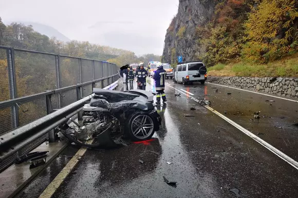 Un Audi R8 a fost făcut “bucăți”