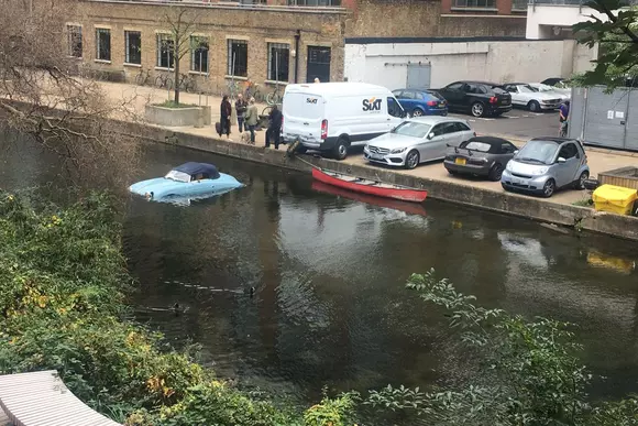 Un Porsche clasic a fost „aruncat” într-un canal