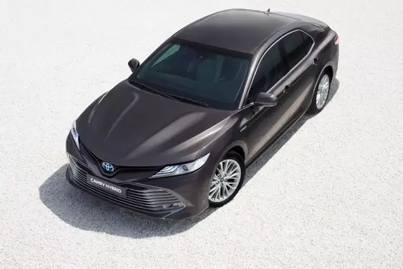 Toyota Camry a debutat în Europa și este exclusiv hibrid