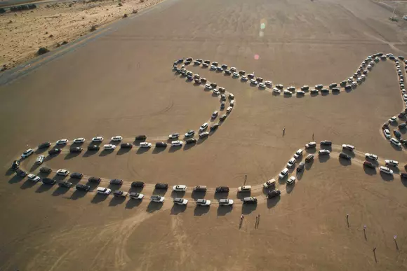 Un nou record mondial pentru Nissan Patrol: Cel mai mare dans sincronizat cu mașina