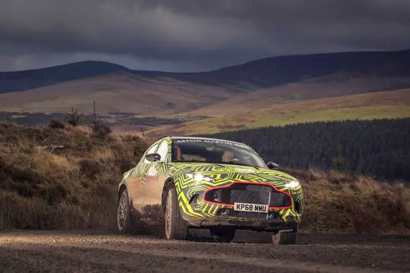 Aston Martin DBX se pregătește de debut: Iată prototipul în acțiune!