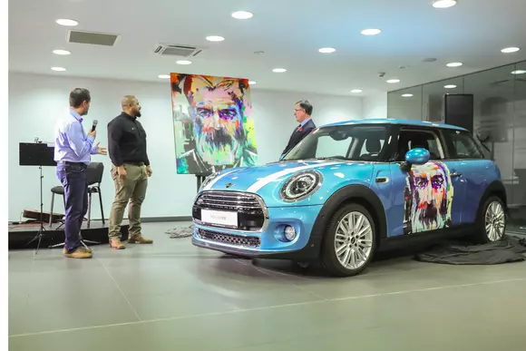 MINI a deschis un nou showroom în București cu un proiect de artă