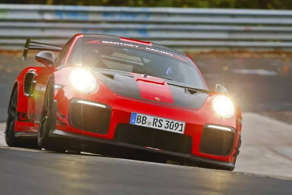 Porsche 911 GT2 RS MR stabilește un nou record pe Nürburgring
