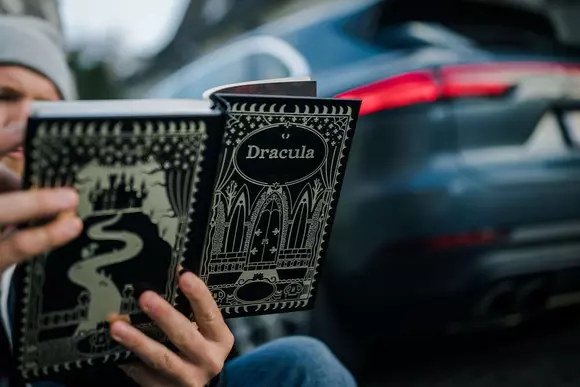 Porsche Cayenne S a pornit în urmărirea Contelui Dracula