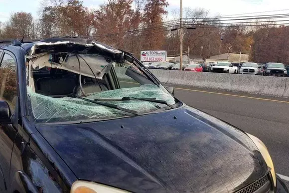 Un SUV a fost făcut daună totală de un cerb