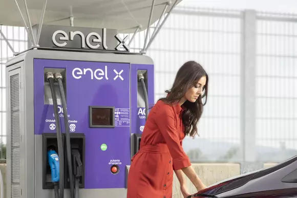 Enel face 2.500 de puncte de încărcare pentru mașini electrice în România