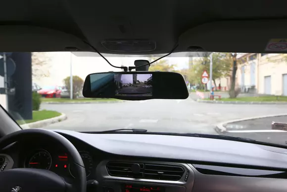 Navitel MR250 - Oglinda cu ajutor dublu la parcare