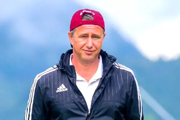 Ce mașină conduce Laurențiu Reghecampf?