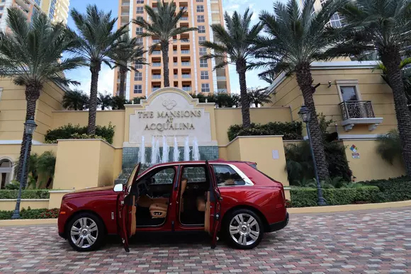 Opulență maximă: penthouse în Miami cu Rolls-Royce și Lamborghini cadou