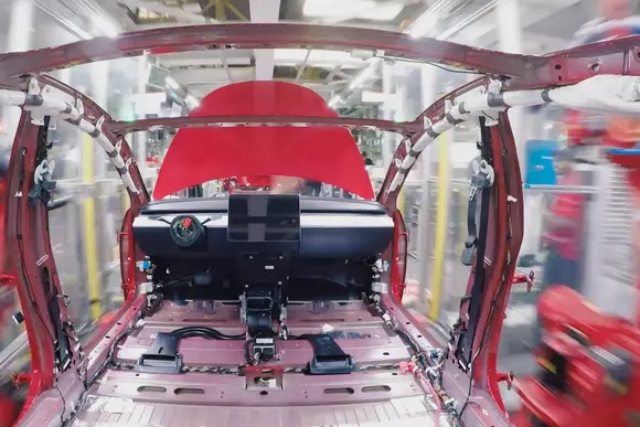 Cum se fabrică Tesla Model 3: afli totul în mai puțin de un minut!