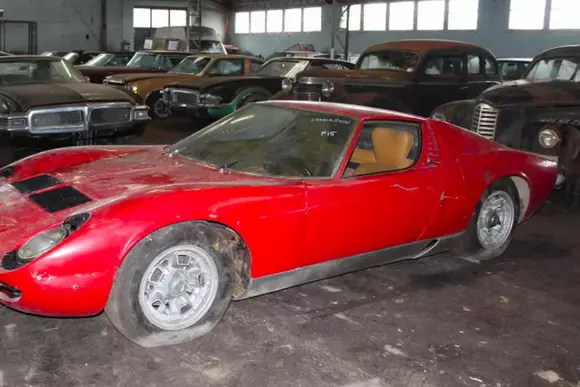 Barn-find incredibil! Lamborghini Miura P400 scos la lumină alături de alte 80 de mașini clasice