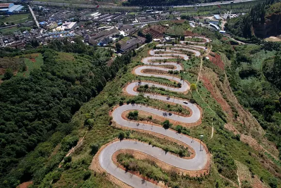 Două localități din China sunt conectate de o șosea spectaculoasă