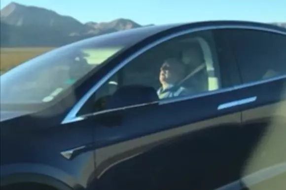 VIDEO: Filmat în timp ce dormea la volan