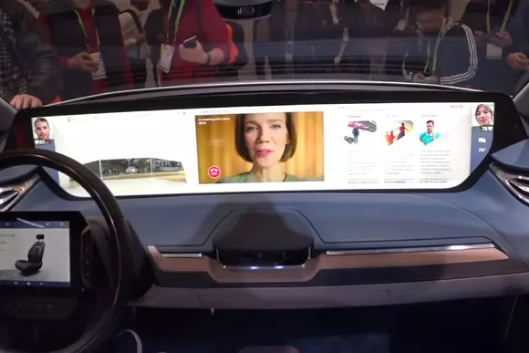 Așa arată cel mai mare display montat vreodată în interiorul unei mașini