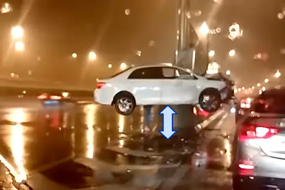 Accident inexplicabil: un șofer băut a rămas cu mașina suspendată pe un parapet